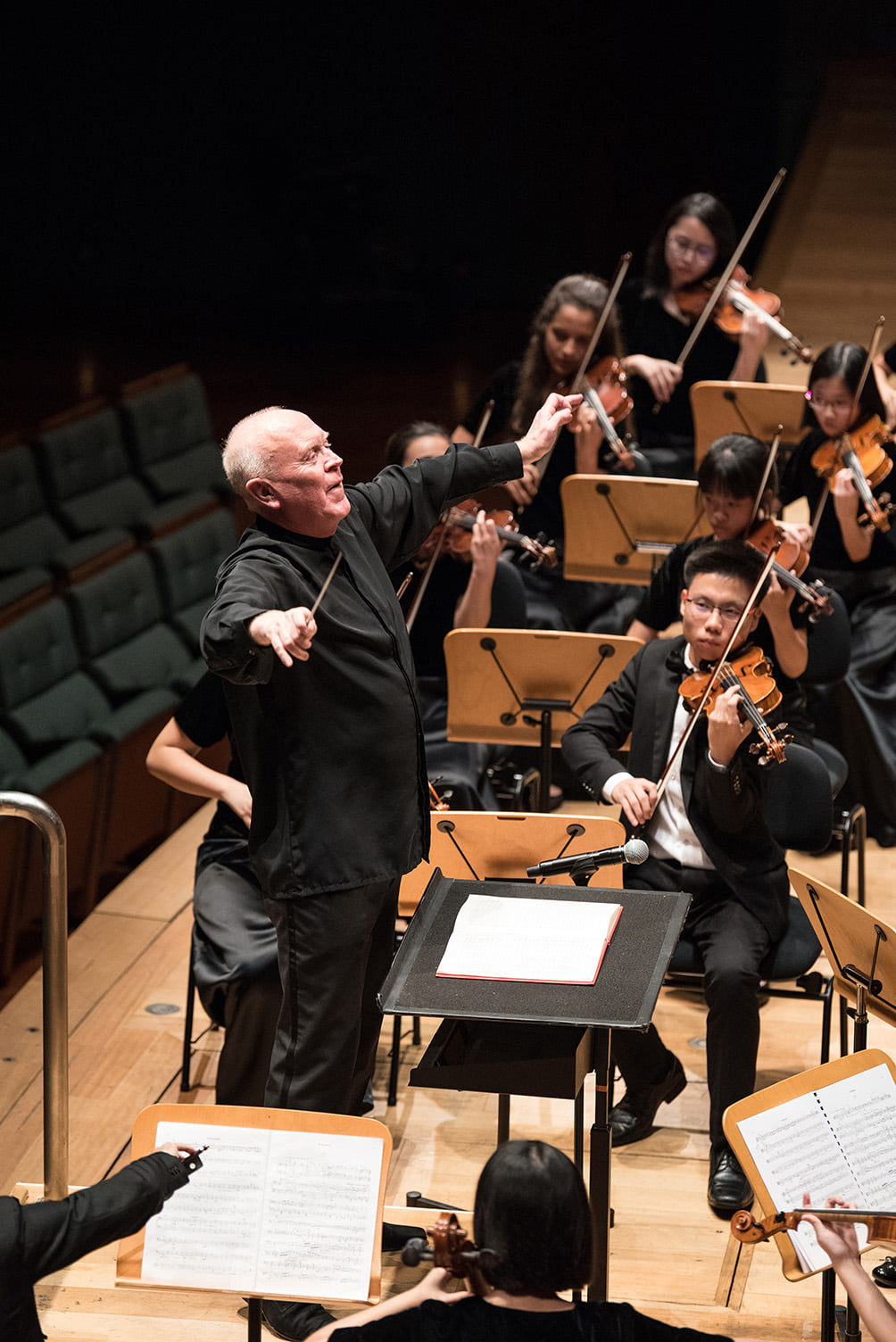Peter Stark conducting an orchestra in concert