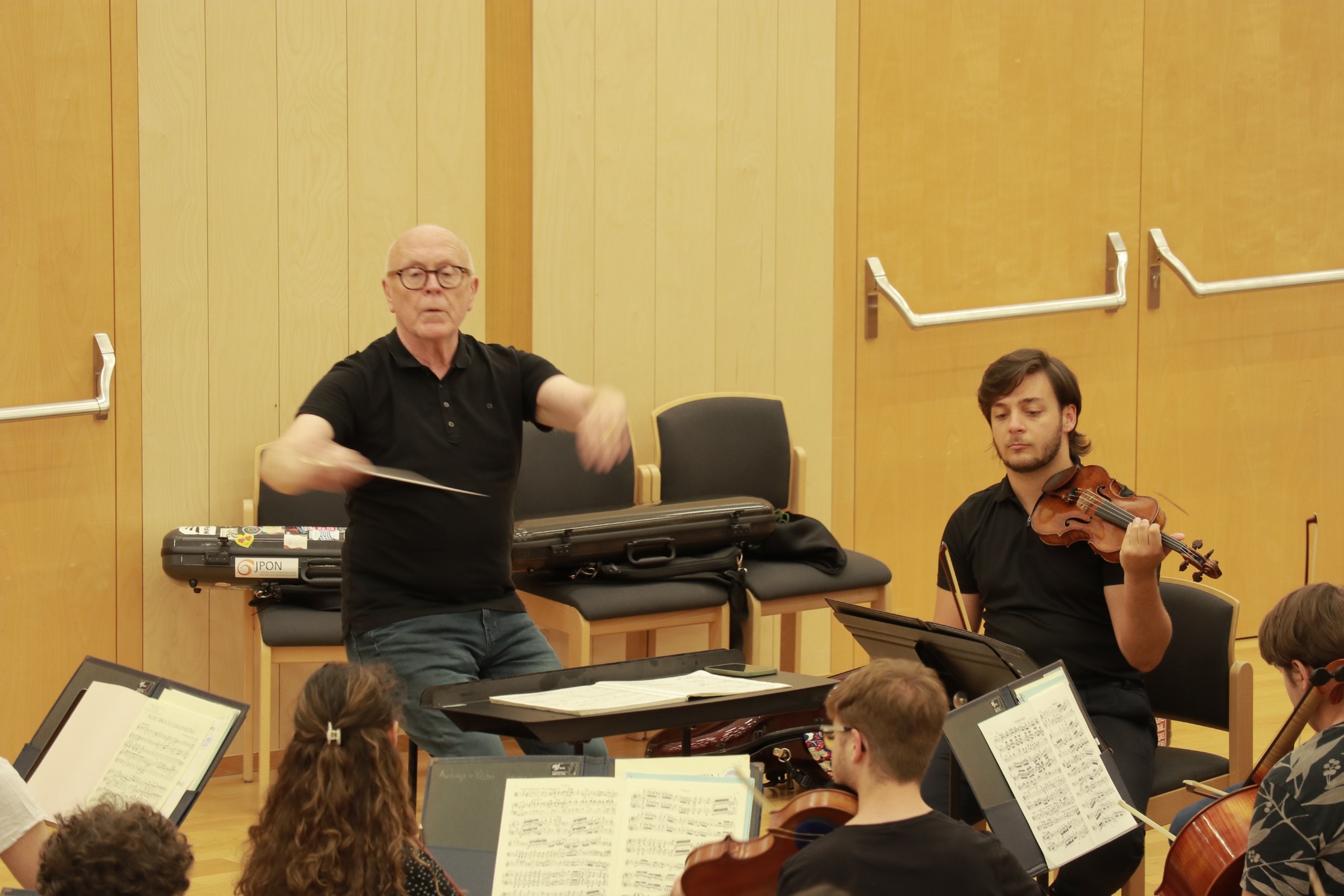 Peter Stark rehearsing with young musicians